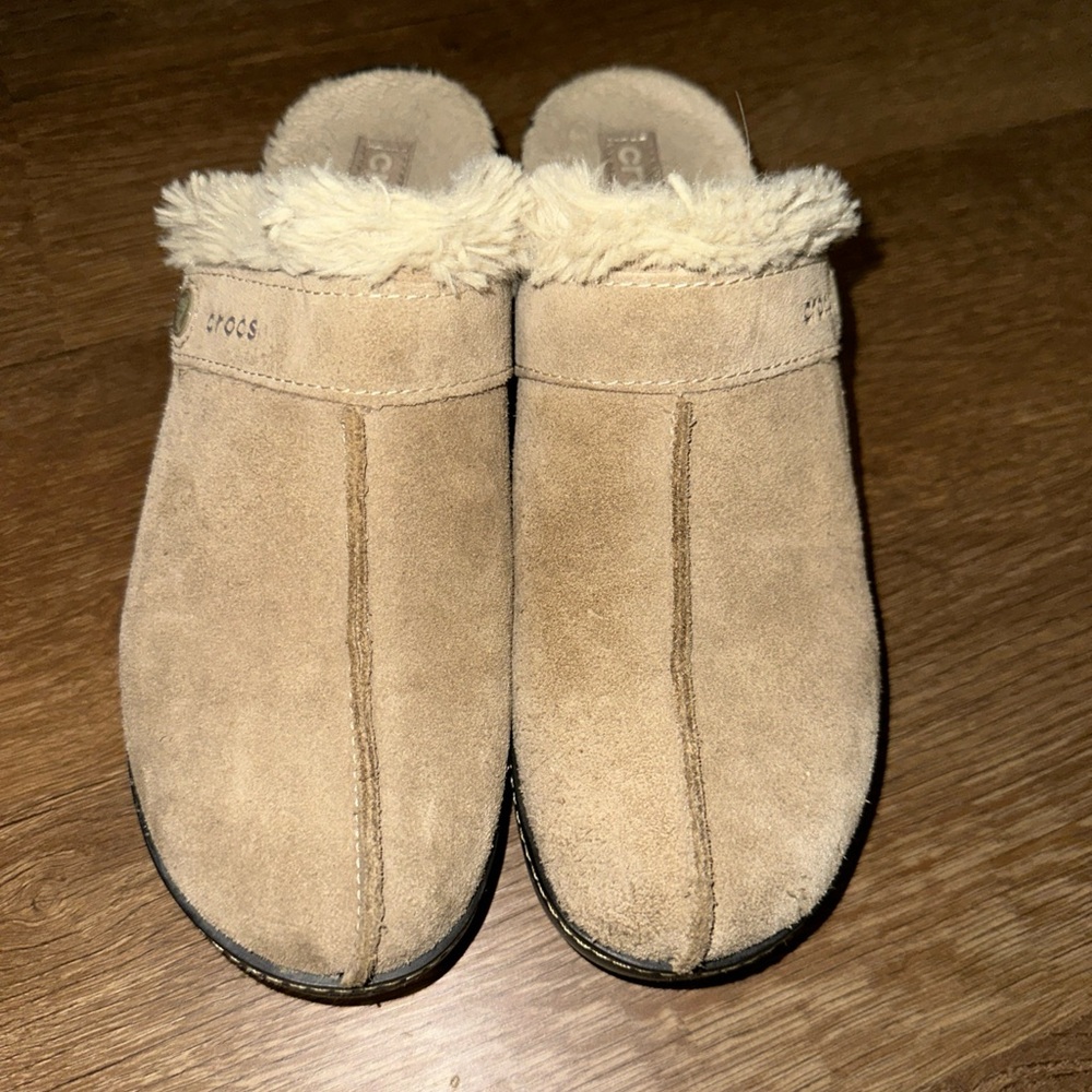 CROCS‎ Women's Eva Tan Camel Suede Mules with Faux Fur Lining Clogs Wedges Sz 10